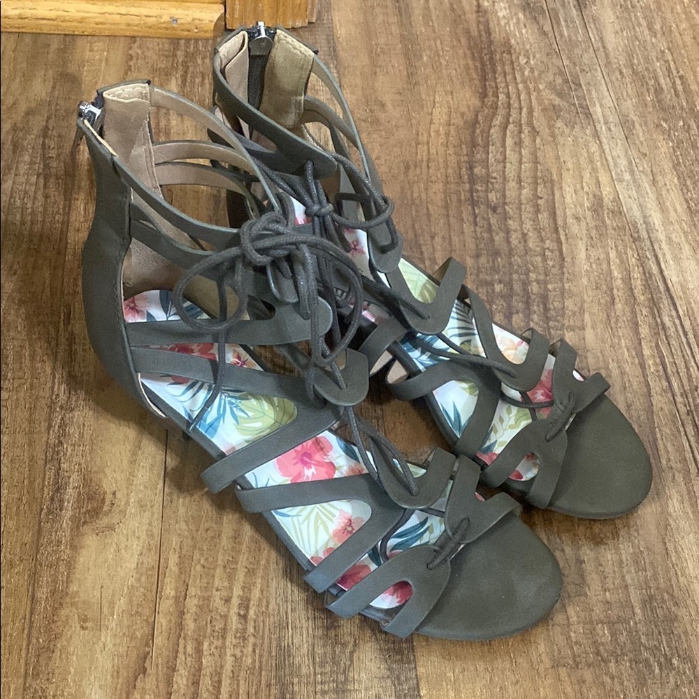 City classified Olive green Strappy gladiator Sandals size 9